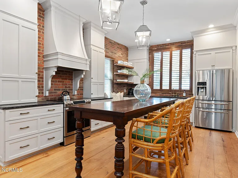 305 Harnett St — Photo 2