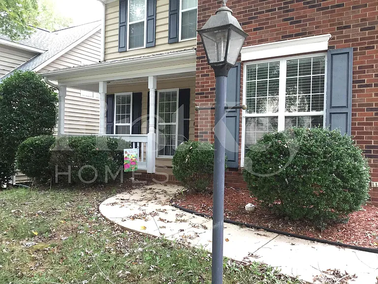 8102 Kingston Dr — Photo 2