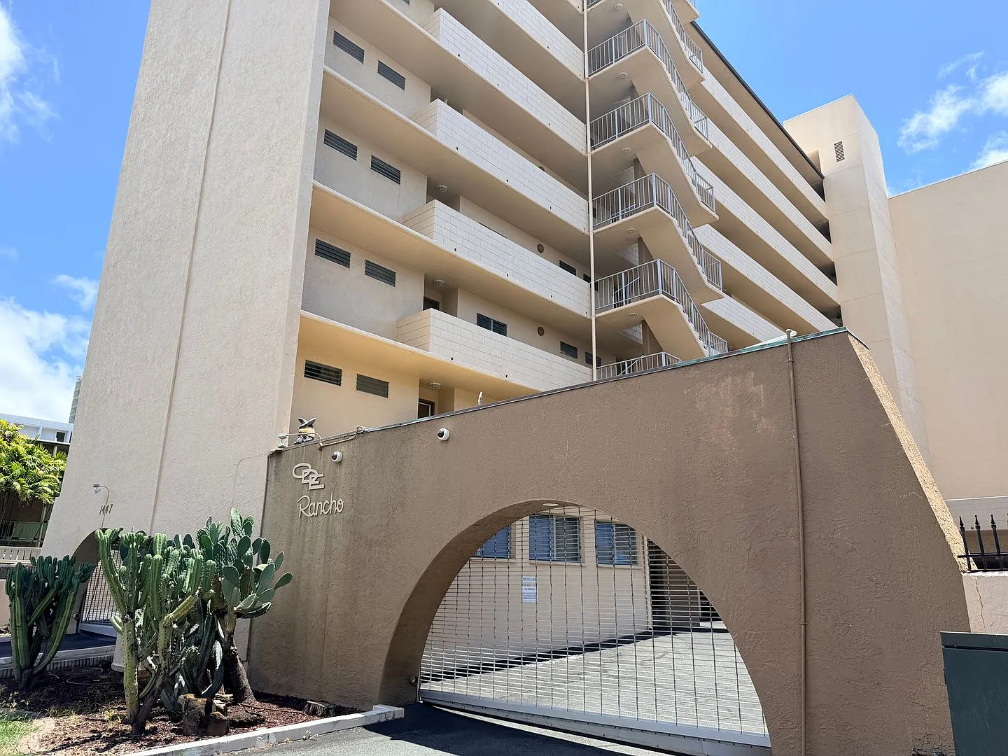 Beautifully Updated 1/2/1 Condo in Lovely Makiki Area — Photo 2