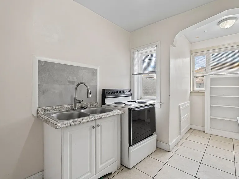 Upton Apartments — Photo 8