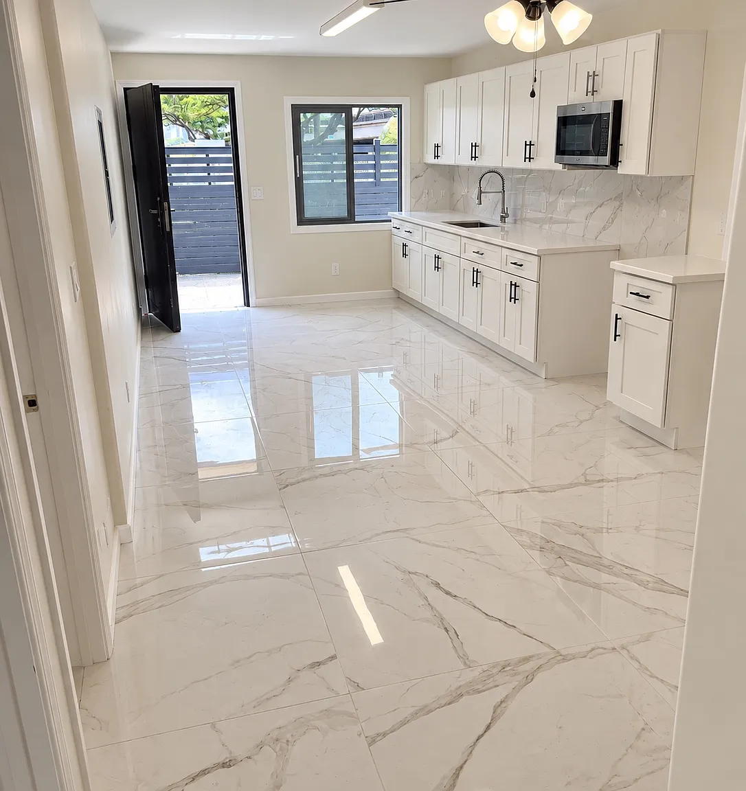 2 bed, 700 sqft, $2,500 — Photo 1