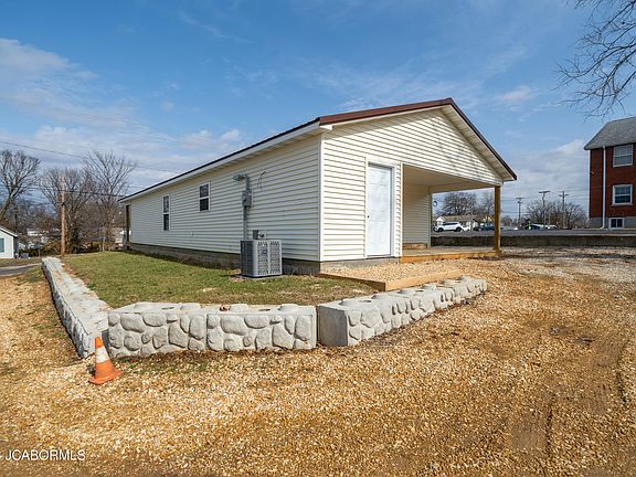 2nd image of 202 W Chestnut St