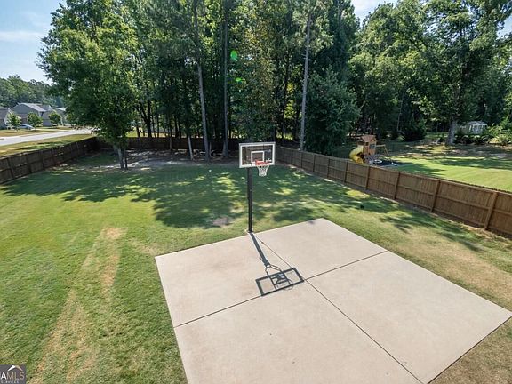 4th image of 275 Woodbury Ln