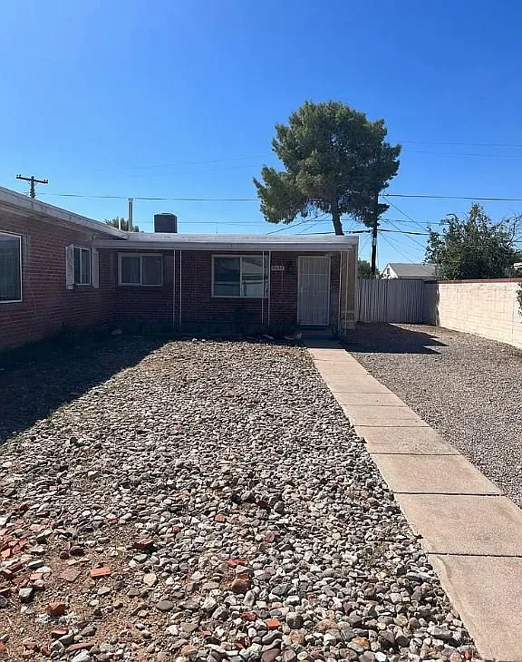 Recently remodeled 3BR/1BA duplex located just off Broadway and Swan, offering a clean and modern! — Photo 1