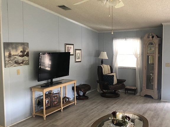 3rd image of 11 Falls Way Dr