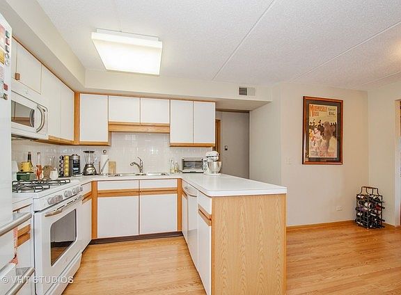 3rd image of 7120 N Milwaukee Ave #219