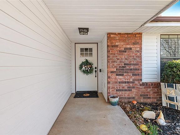 2nd image of 1533 S Heritage Cir