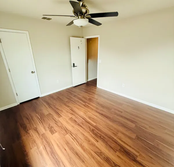 400 Eagle Brook Ln — Photo 7