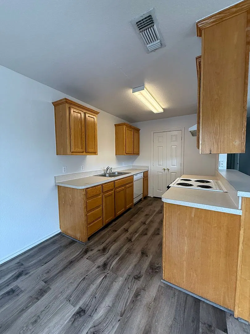 Newly Renovated - 3/2 - Fenced Yard - Lawn Care Included!! — Photo 2