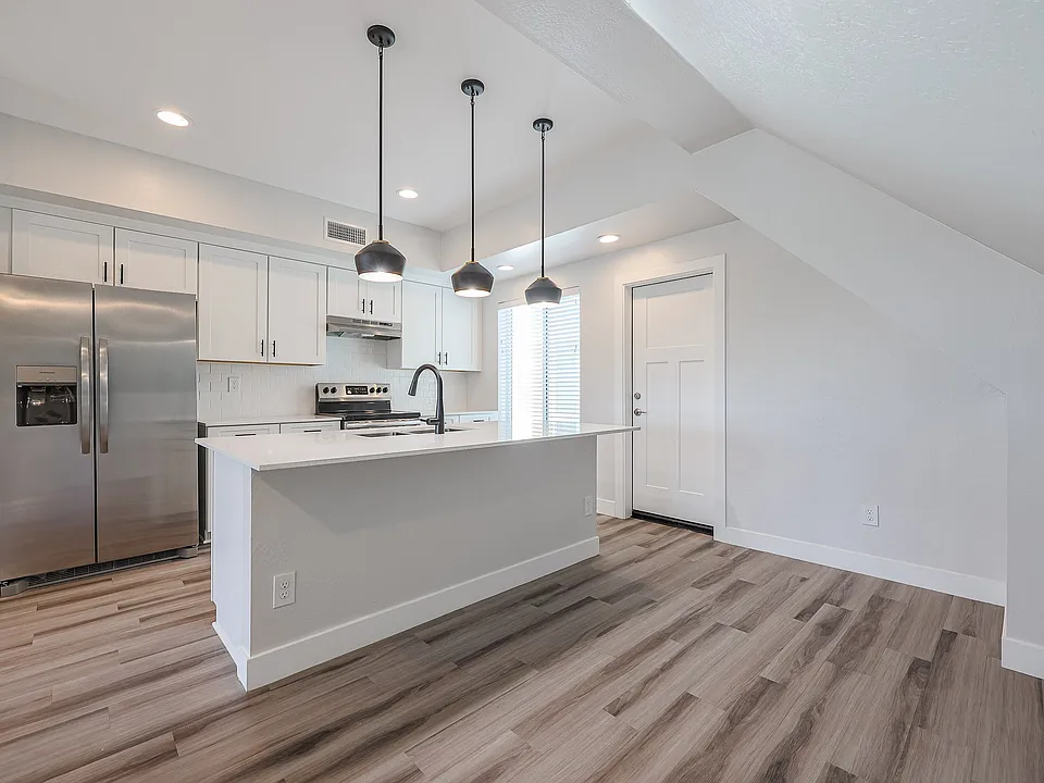 1122 E Roosevelt St #F2-F2UNIT