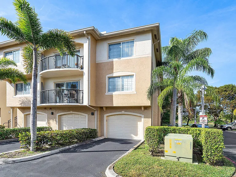 1000 Crestwood Ct S #1015 — Photo 1