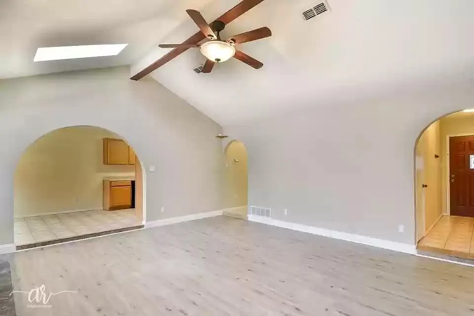 3 bed, 1556 sqft, $2,200 — Photo 2