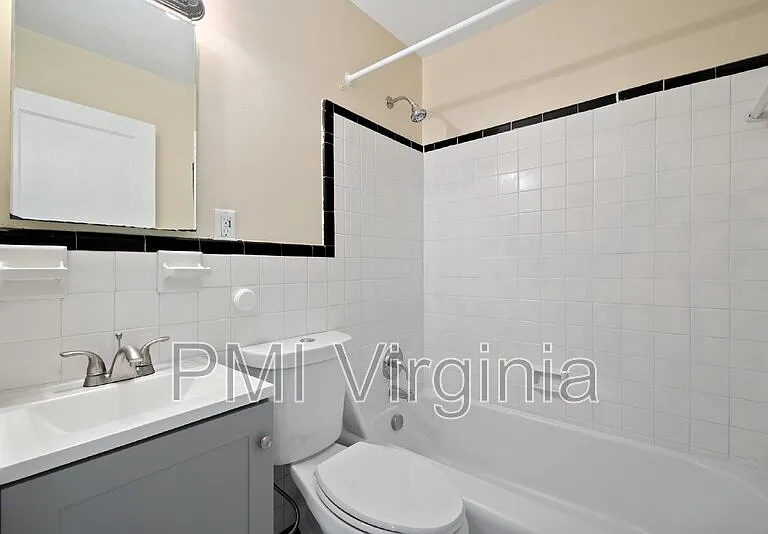 141 Howe St — Photo 16
