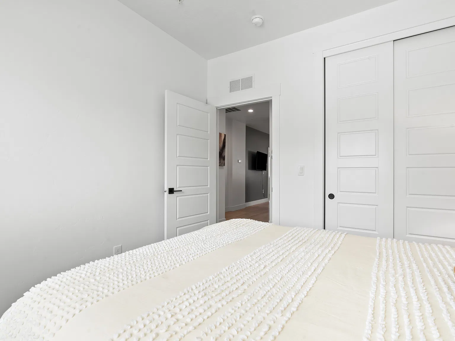 2 bed, 950 sqft, $4,500 — Photo 2