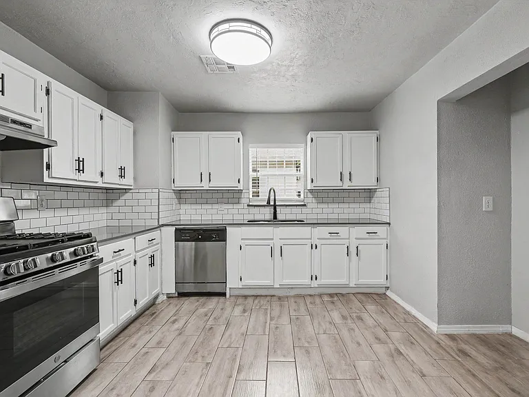 537 SW 46th St — Photo 12
