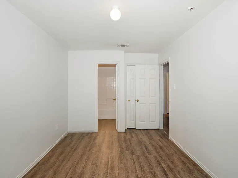 2907 La Salle St — Photo 8