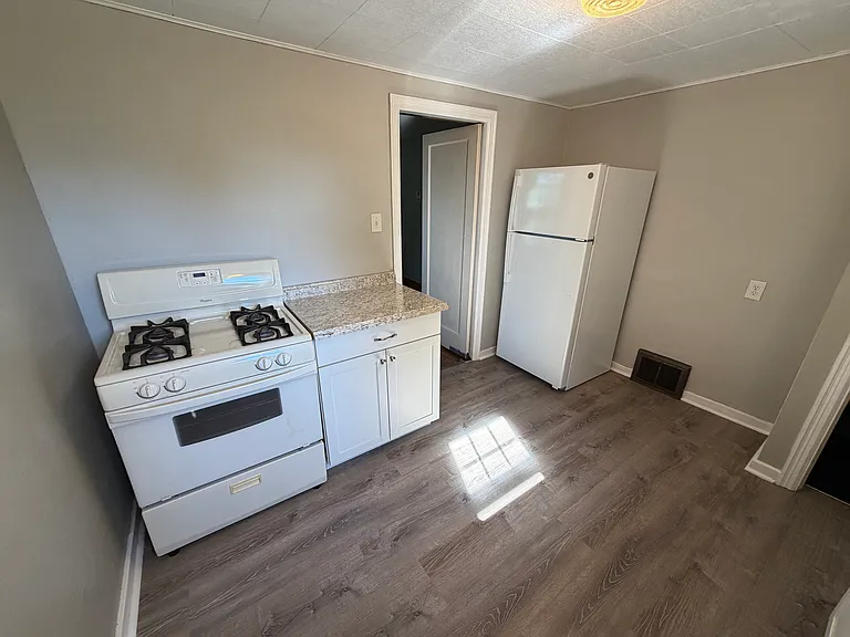1016 Lindberg Ave — Photo 3