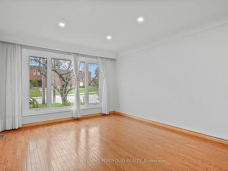 68 Athabasca St — Photo 4