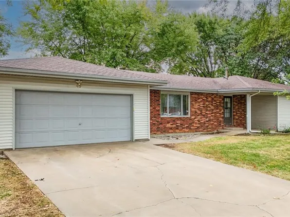 49 Lakeshore Dr, Garnett, KS 66032