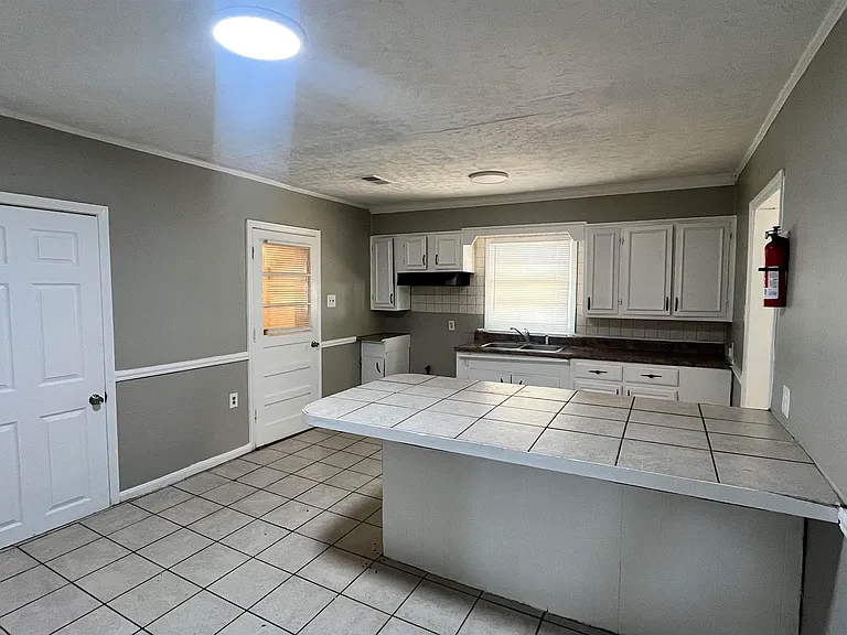 4011 N Victor Dr — Photo 8