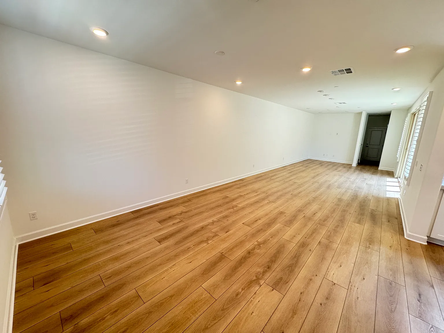 4 bed, 2254 sqft, $5,400 — Photo 2