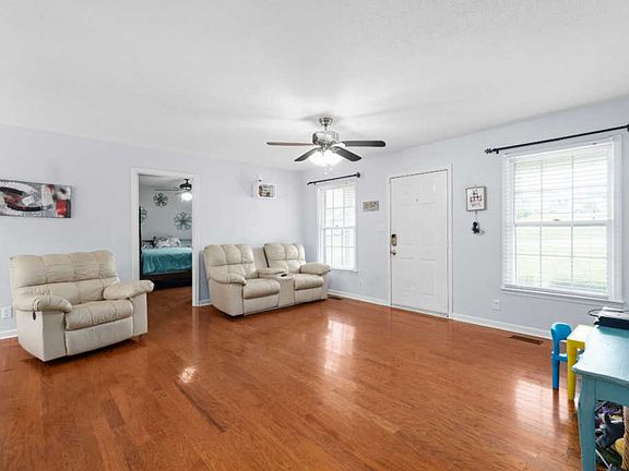 3rd image of 210 Sherwood Hills Dr