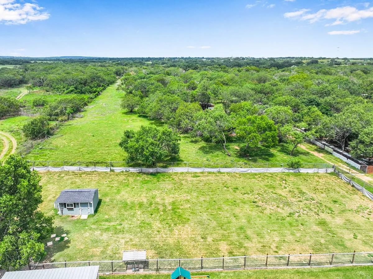 20051 Senior Rd in Von Ormy, TX 78073 — Photo 3