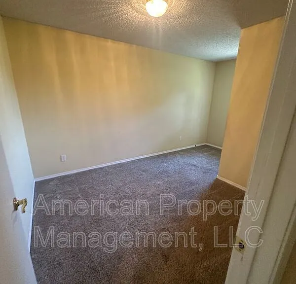 4718 NE Wisconsin St — Photo 6