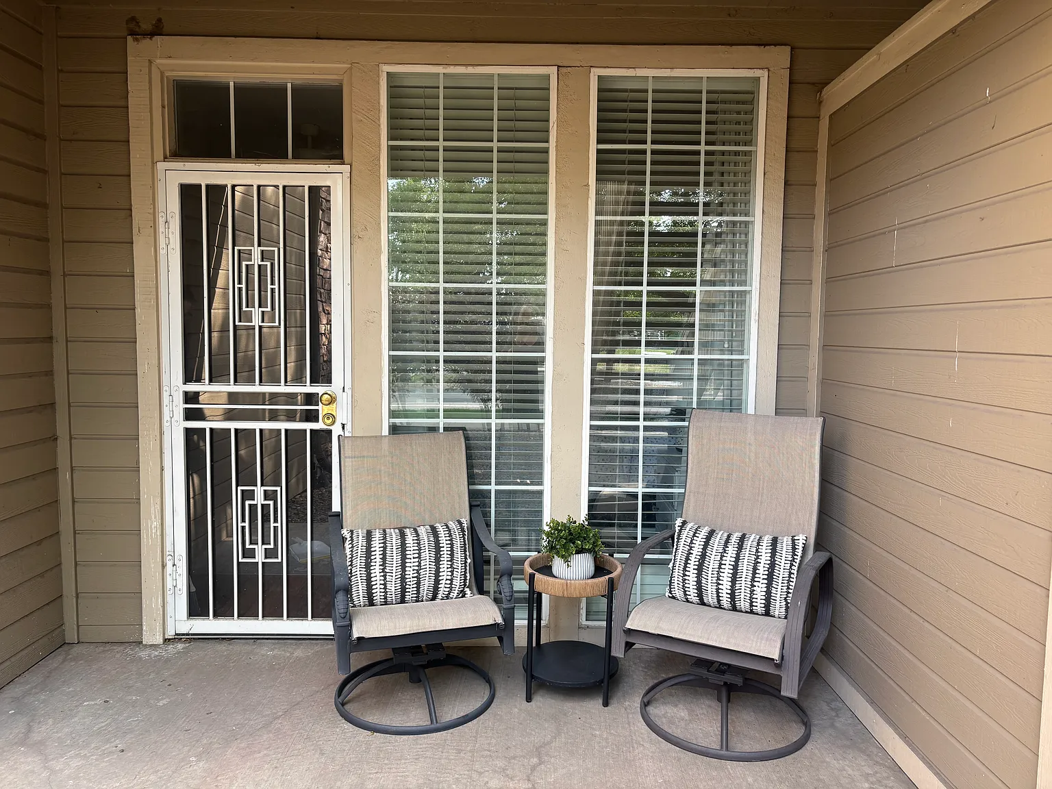 2 bed, 1036 sqft, $1,950 — Photo 3
