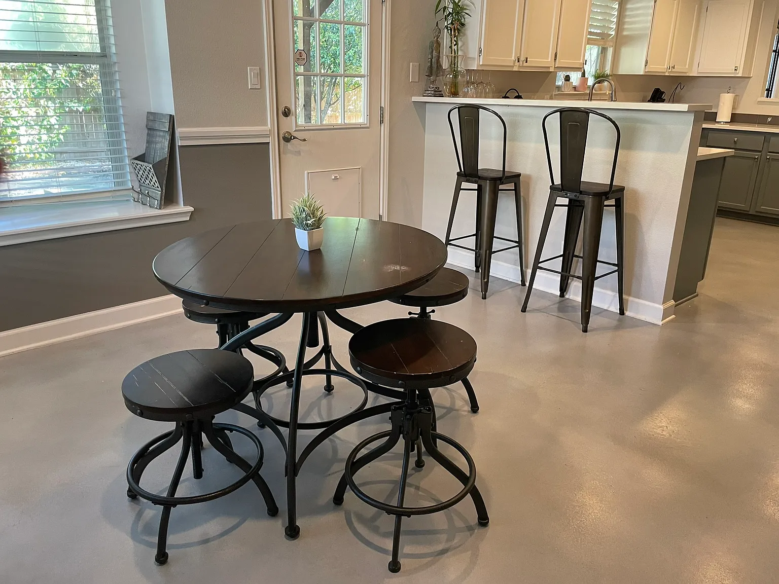 4 bed, 2.5 bath, 2424 sqft, $4,400 — Photo 3