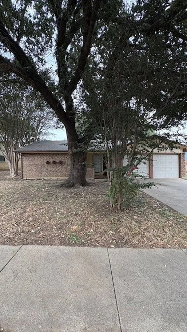 Cozy 3 Bedroom & 2 Bathroom Home with plenty of space, Arlington ISD! — Photo 1