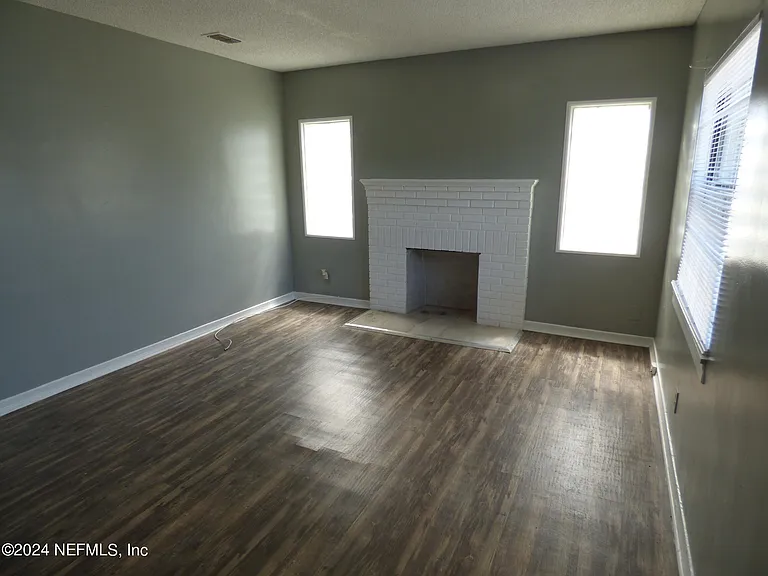 516 E 58th St — Photo 2