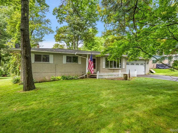 15290 Catalina Way, Holly, MI 48442