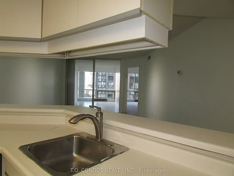 1001 Bay St #809 — Photo 7
