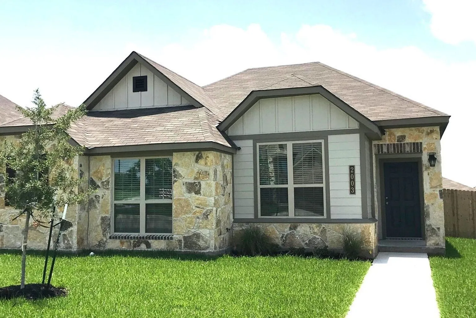 Spacious Single-Family Home Available Now! — Photo 1