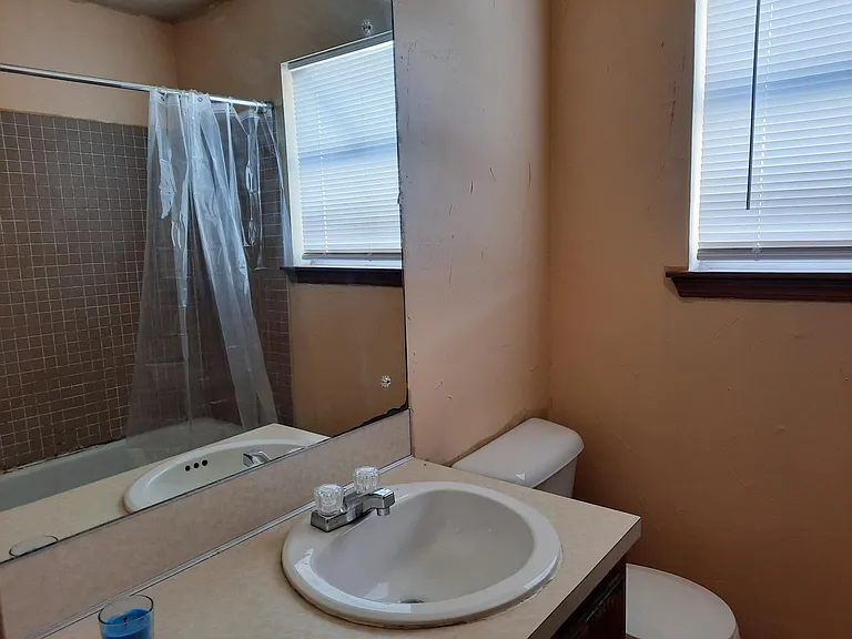 812 E Walnut St — Photo 25