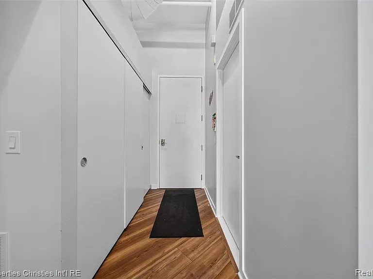 614 Troy St #105 — Photo 3