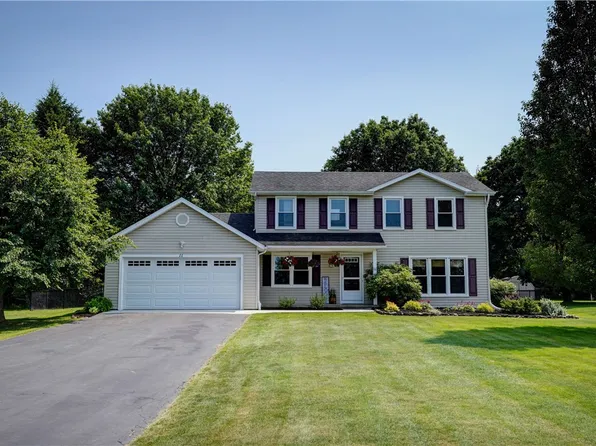 11 Hillcrest Dr, Hamlin, NY 14464