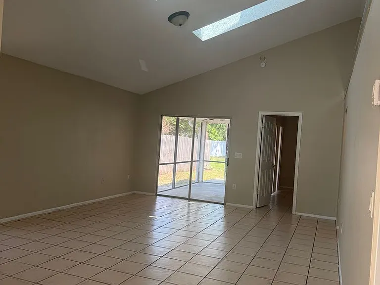 160 Edgewater Cir — Photo 8