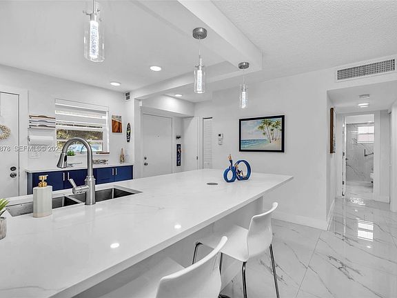 5th image of 205 SE 11th Terrace #101