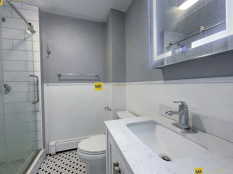 819 E 2nd St #3 — Photo 4