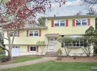 25 Cooper Pl, Harrington Park, NJ 07640