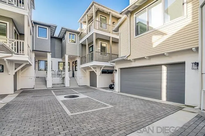 4 bed, 4.5 bath, 2344 sqft, $32,500 — Photo 2