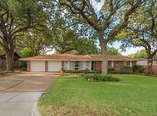 6221 Ravenswood Dr, Fort Worth, TX 76112