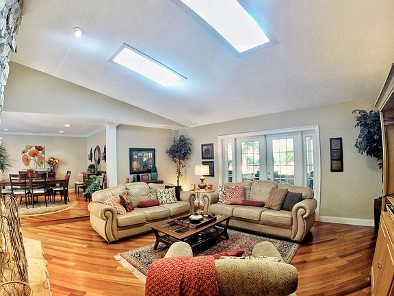 Living room/dining room