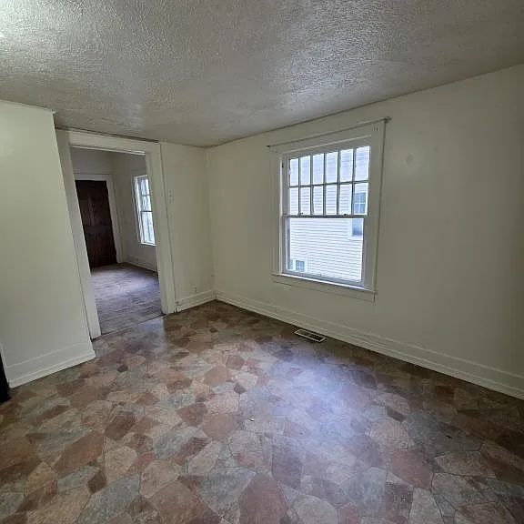 621 1/2 S Main St — Photo 3