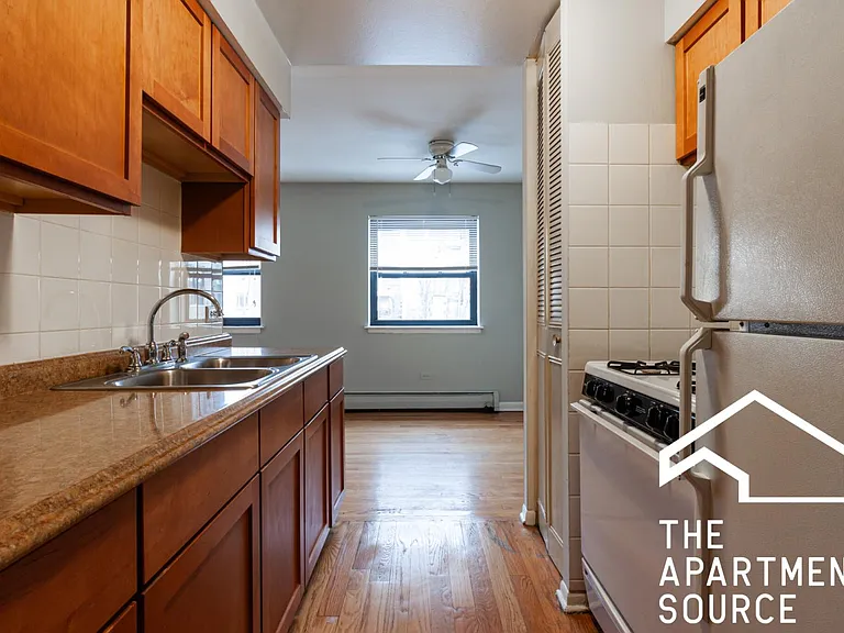 512 W Briar Pl #209 — Photo 1