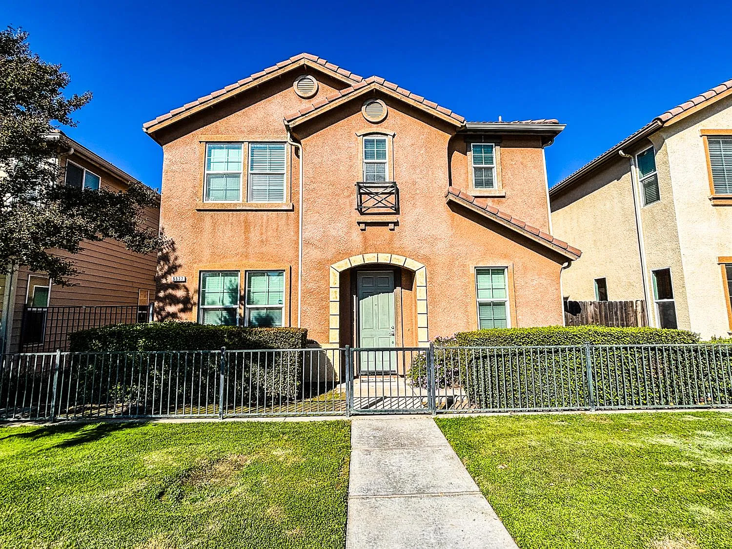 5537 N Gates Ave photo 1