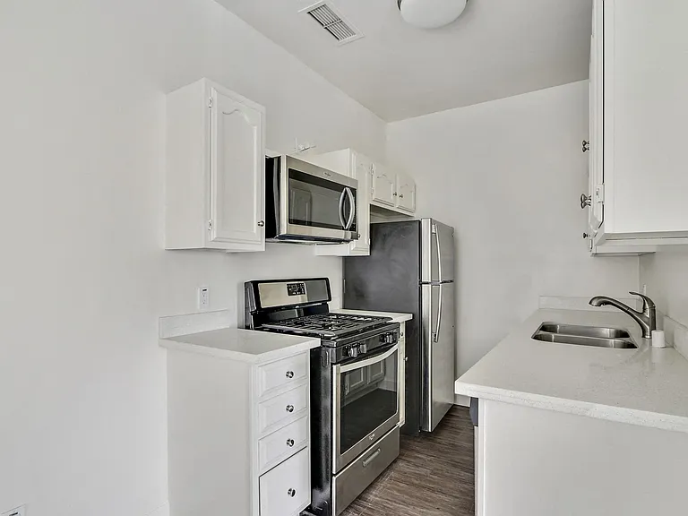 232 S Reeves Dr — Photo 29