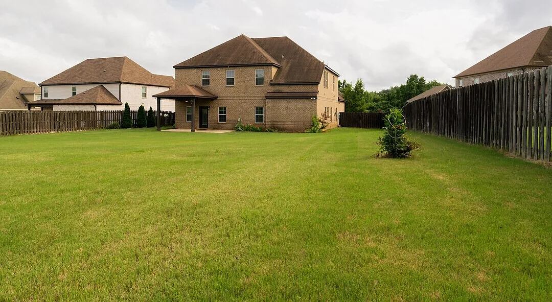 5 bed, 3.5 bath, 3911 sqft, $3,600 — Photo 1